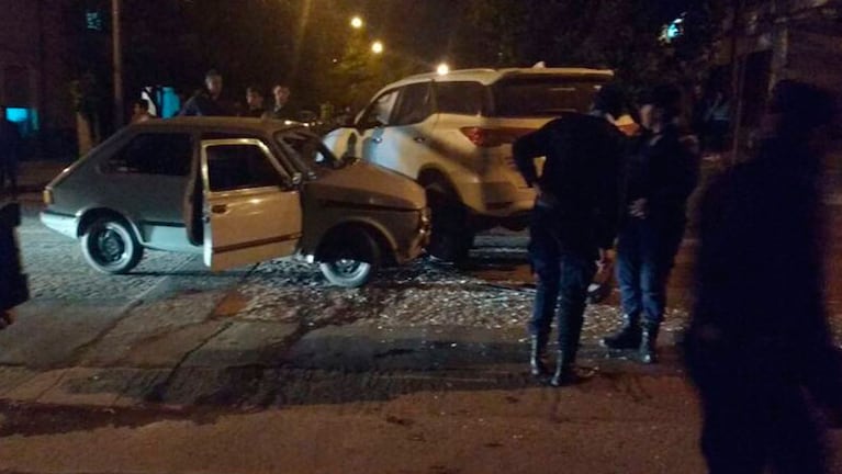 El parabrisas del Fiat 147 quedó destrozado tras el impacto. Foto: Radio Jesús María.