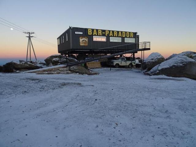 El parador Giulio Césare amaneció cubierto por la nieve. Foto: @paradorgiuliocesare.