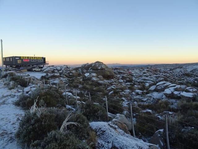 El parador Giulio Césare amaneció cubierto por la nieve. Foto: @paradorgiuliocesare.