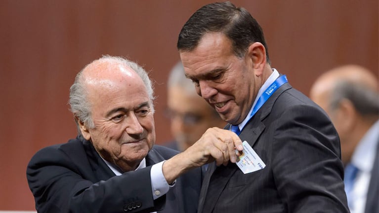 El paraguayo Napout, presidente de la Conmebol, junto al presidente de FIFA.  