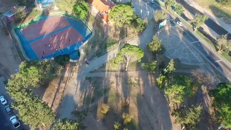 El Parque Las Heras dividido por una calle sin nombre.