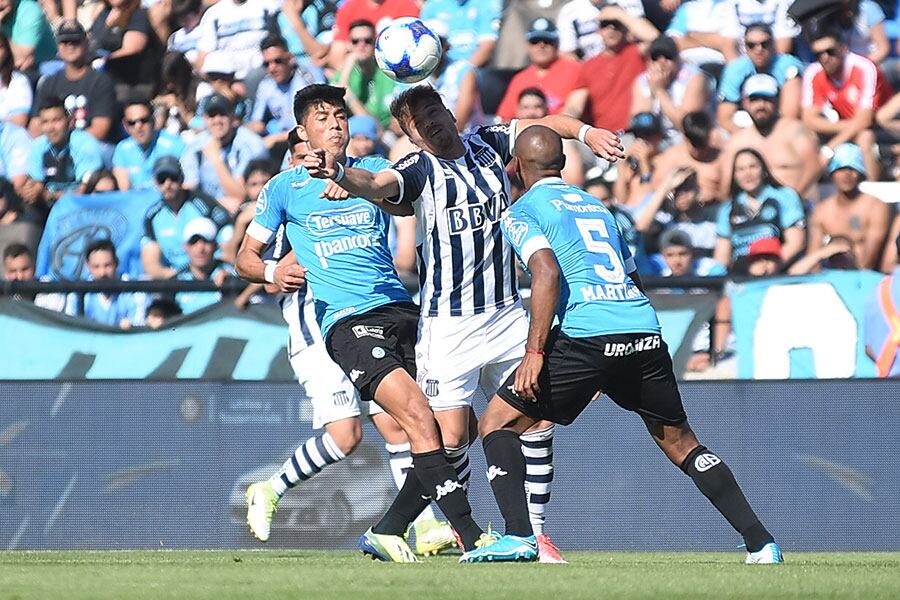 El partido fue luchado pero entretenido. Foto: ElDoce.tv / Lucio Casalla