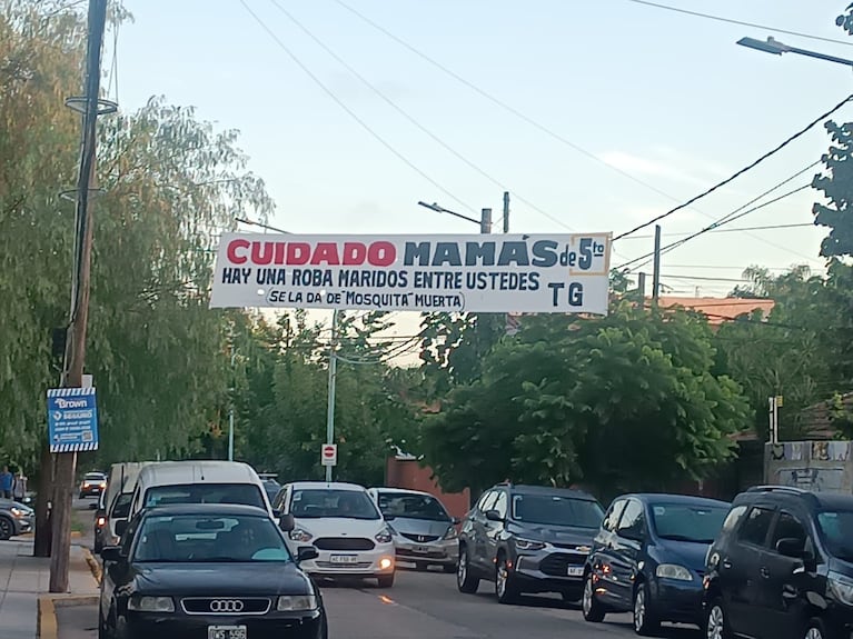 El pasacalles apareció colgado frente al colegio. (Foto: TN).