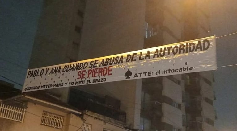 El pasacalles que apareció frente a la escuela.
