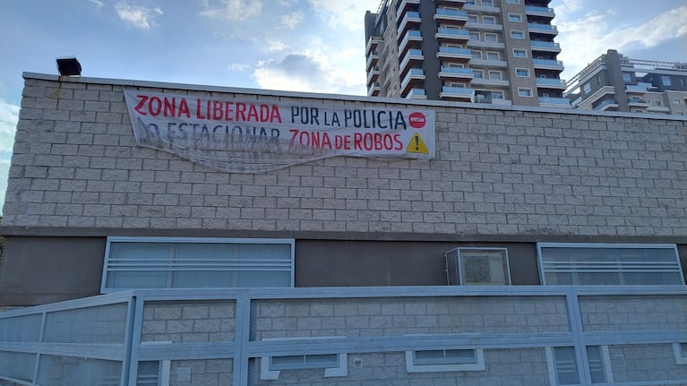 El pasacalles que colgaron vecinos de la zona de Villa Alberdi. Foto: Pablo Olivarez / ElDoce.