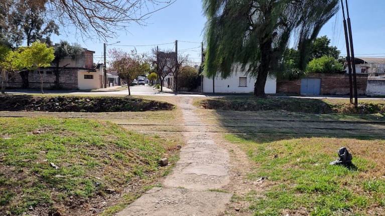 El paso a nivel en donde asaltaron a la maestra.