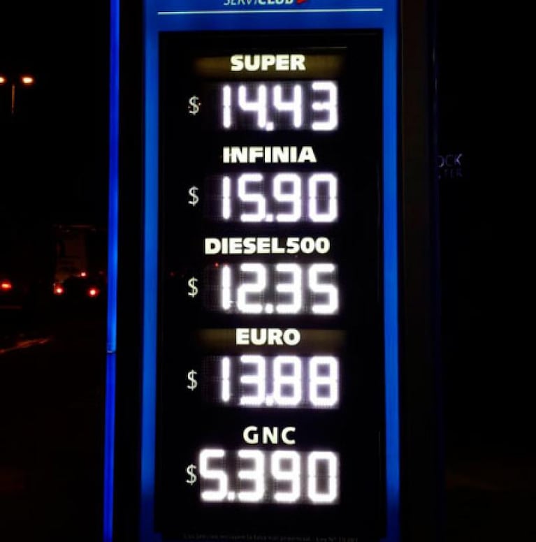 El paso a paso del precio de los combustibles en un año 