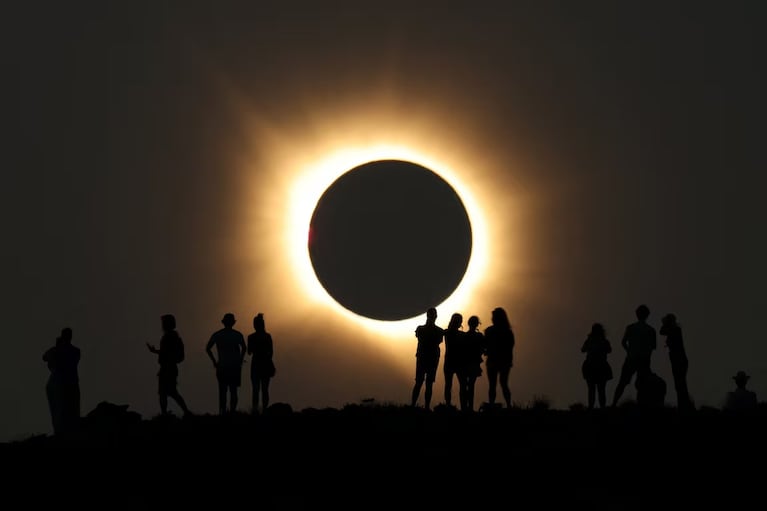 El paso de la Luna frente al Sol transformó el cielo de distintas regiones españolas y dejó escenas poco habituales, entre ellas el llamado “anillo de diamante” y el segundo crepúsculo, dos de los momentos más llamativos del eclipse. Imágenes: AS.