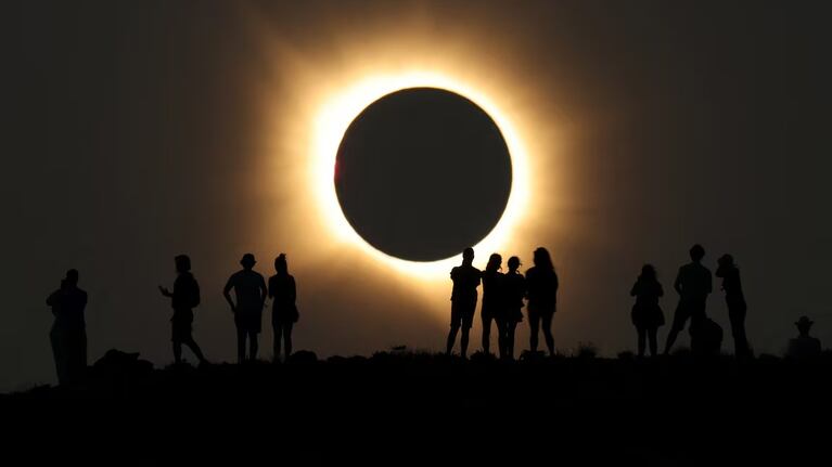 El paso de la Luna frente al Sol transformó el cielo de distintas regiones españolas y dejó escenas poco habituales, entre ellas el llamado “anillo de diamante” y el segundo crepúsculo, dos de los momentos más llamativos del eclipse. Imágenes: AS.