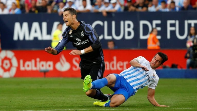 El patadón de Ricca, refuerzo de Belgrano, a Cristiano Ronaldo.