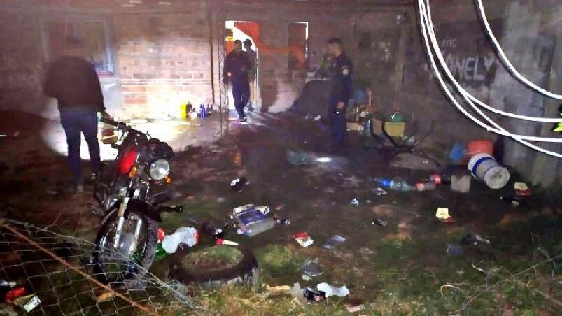 El patio, lleno de botellas y desorden: en la huida muchos hasta abandonaron sus vehículos. / Foto: La Voz de San Justo