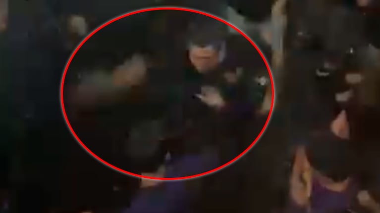 El patovica filmado mientras atacaba a los jóvenes.