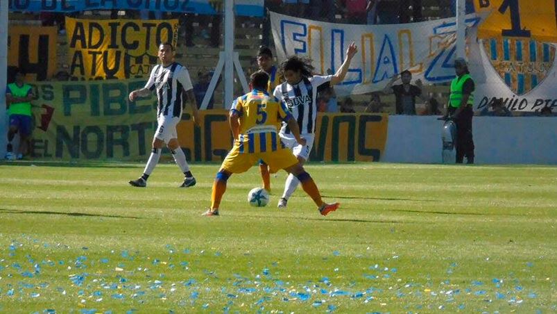 El patrón del medio. Burgos luchó como siempre en la mitad de cancha de la "T". Foto: Prensa Talleres.