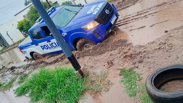 El patrullero enterrado en una calle de barrio Parque Liceo Tercera.