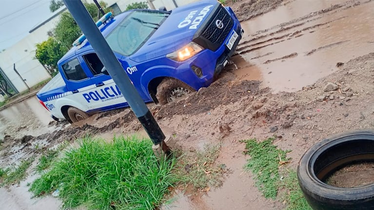 El patrullero enterrado en una calle de barrio Parque Liceo Tercera.