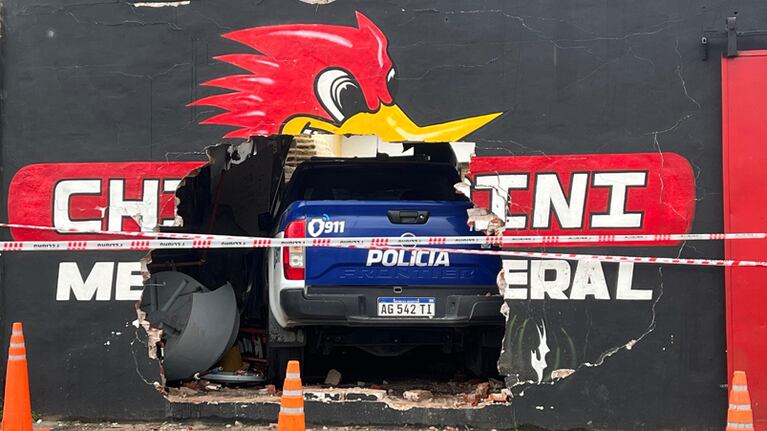 El patrullero incrustado en un taller mecánico.