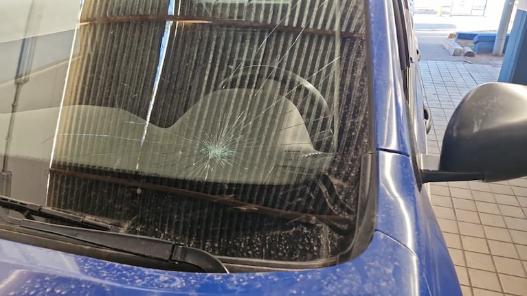 El patrullero también fue atacado por los vecinos en medio de los disturbios.
