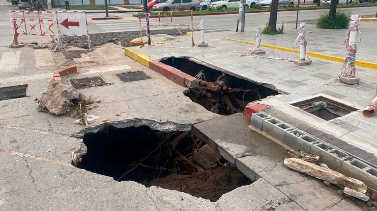 El pavimento cedió en la Vélez Sarsfield. Foto: Luchi Ybañez / El Doce.