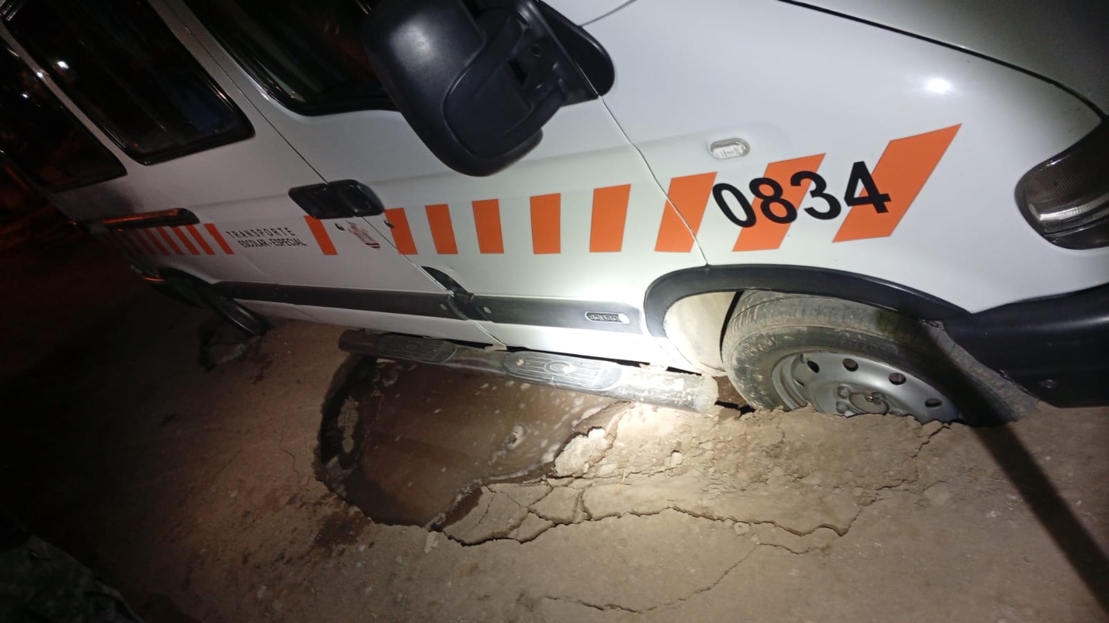 El pavimento cedió y dos traffics terminaron hundidos.