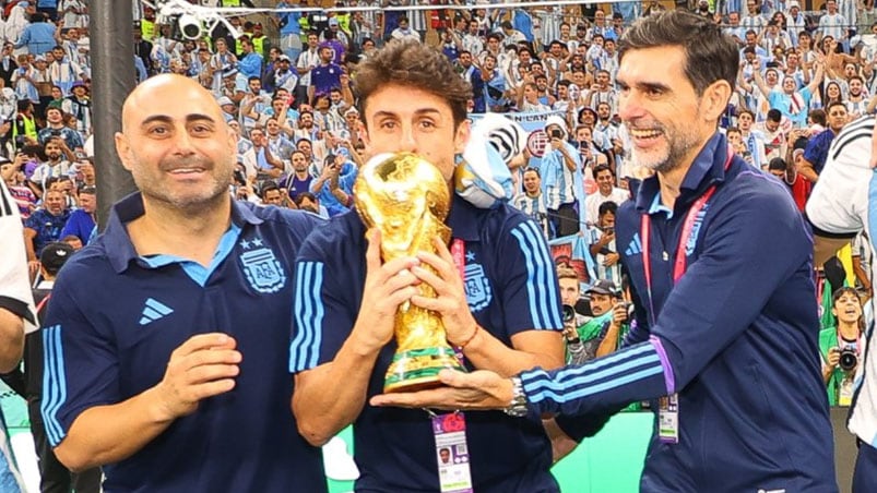 El Payasito besando la Copa del Mundo en Lusail. 