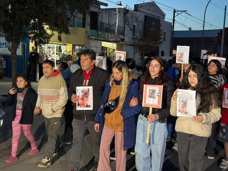 El pedido de los abuelos en la marcha por Agostina. Imagen: Mateo Lago / El Doce.