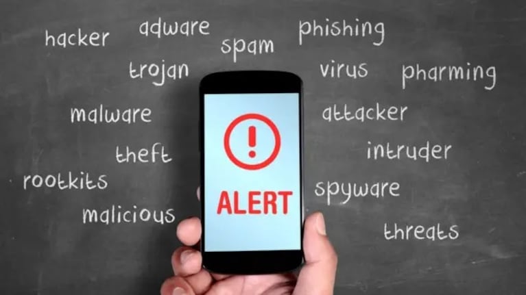 El peligro de apps que pueden monitorear tu celular sin que sepas