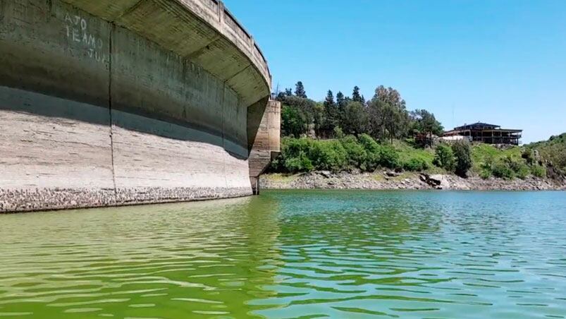 El peligroso estado del agua en Los Molinos.