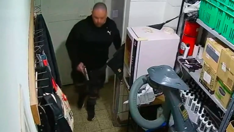 El peluquero asesino persiguió al dueño del local con el arma.