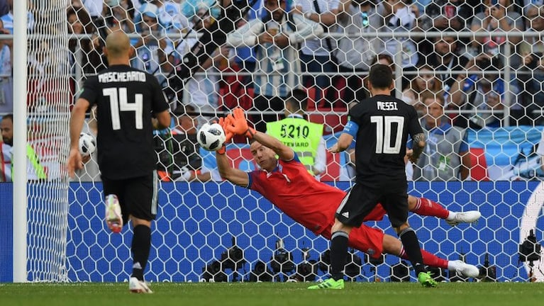 El penal atajado a Messi ante Islandia.