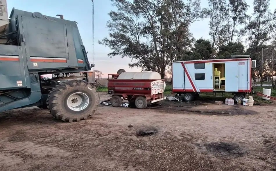 El peón rural dormía en una casilla.