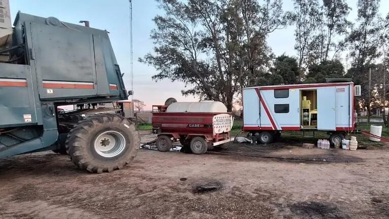 El peón rural dormía en una casilla.