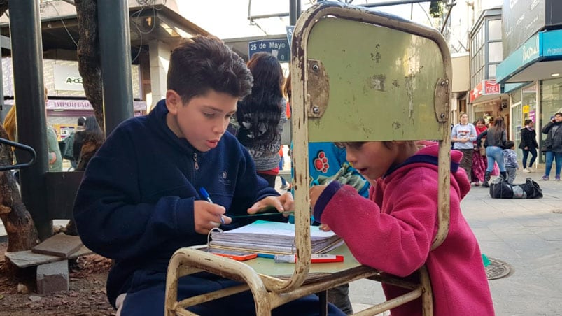 El pequeño Ángelo es un ejemplo a seguir para su hermanita.