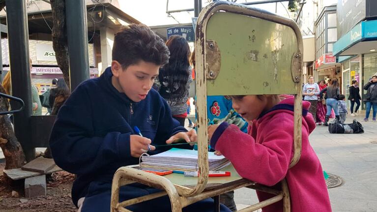 El pequeño Ángelo es un ejemplo a seguir para su hermanita.