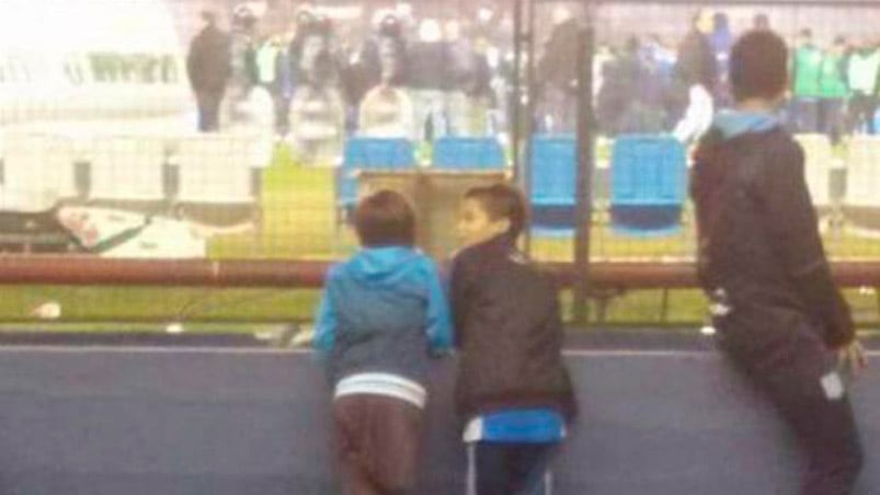 El pequeño fanático ayudó a su amigo a ver lo que pasaba en la cancha.