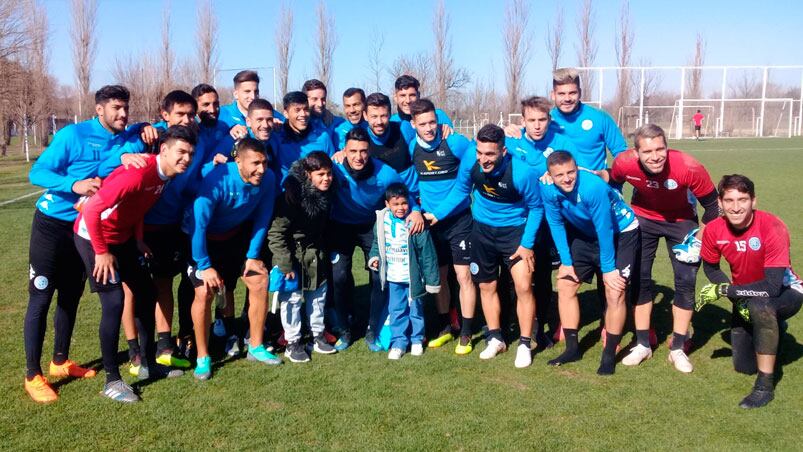 El pequeño fanático vivió un momento único junto a sus ídolos. Foto: Belgrano.