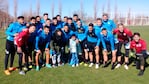 El pequeño fanático vivió un momento único junto a sus ídolos. Foto: Belgrano.