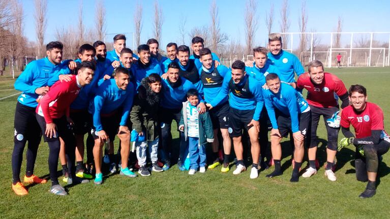El pequeño fanático vivió un momento único junto a sus ídolos. Foto: Belgrano.
