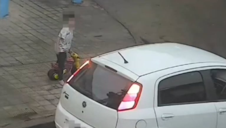 El pequeño fue descubierto por un automovilista que llamó a la Policía.