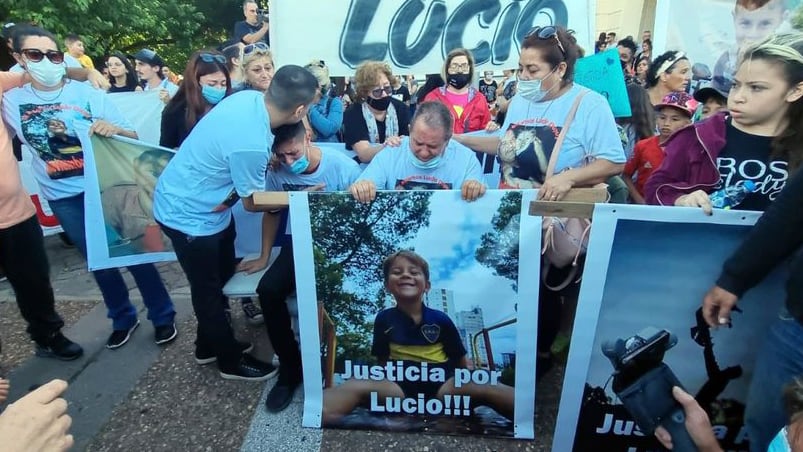 El pequeño murió de “politraumatismos varios”.