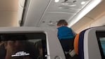 El pequeño niño desobediente por poco desarma la cabina del avión.