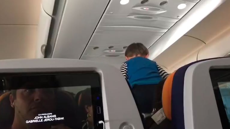El pequeño niño desobediente por poco desarma la cabina del avión.