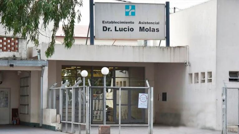 El pequeño tiene una fractura en las costillas y un pulmón perforado.