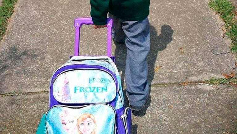El pequeño va al colegio con la mochila de Frozen. 