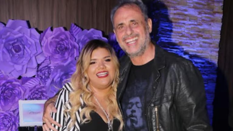 El periodista ayuda a su hija mientras permanece presa.