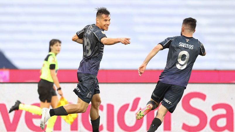 El Perro Auzqui recibió una gran asistencia de Santos para el gol. Foto: Prensa Talleres.