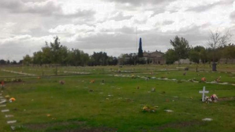 El perro visita a su dueño enterrado en el cementerio de Tres Arroyos.