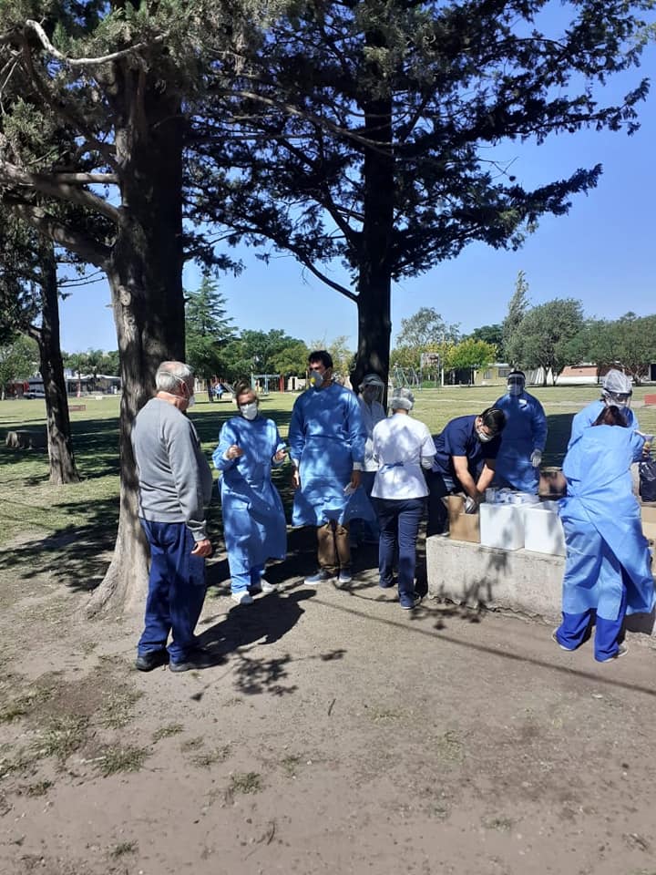 El personal sanitario realiza testeos masivos.