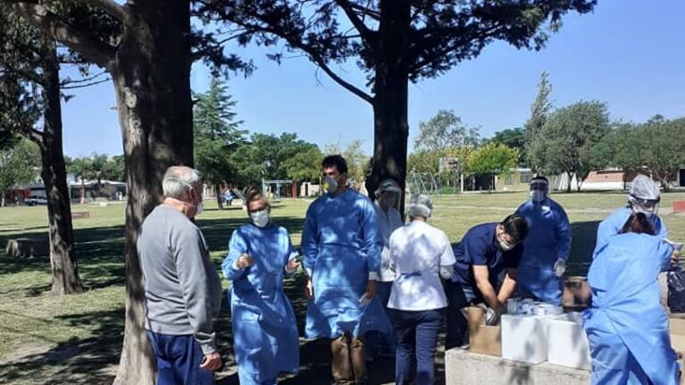 El personal sanitario realiza testeos masivos.