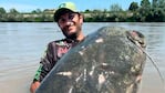 El pescador Biancardi junto al siluro gigante.