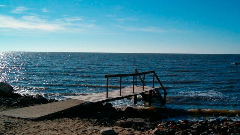 El pescador estaba junto a un amigo. 